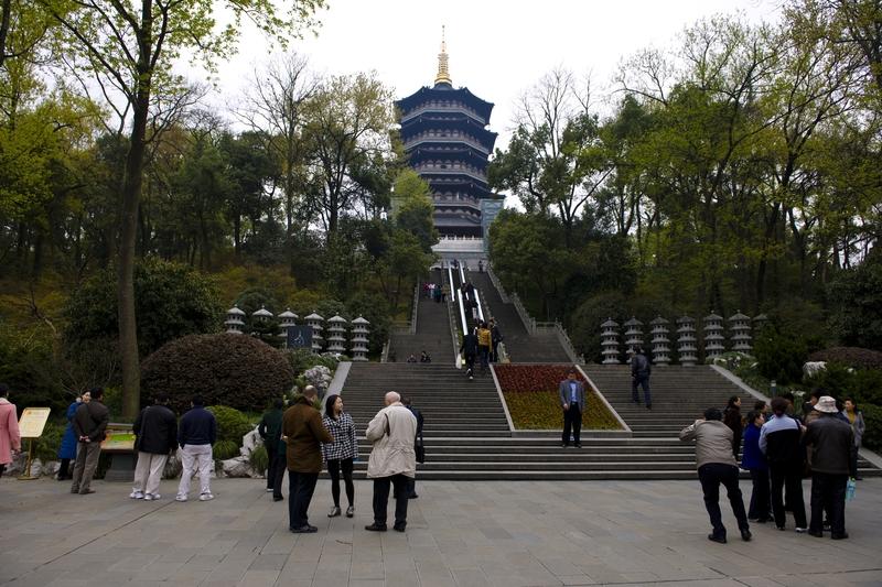 上联：西湖桥边初相遇，请对下联下联：雷峰塔下成追忆。