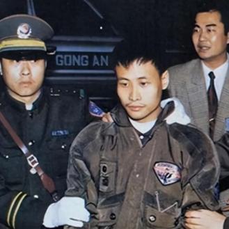 1995年，广东高干子弟陈恂敏策划抢劫运钞车，劫走1500万现金，开枪杀死两名押
