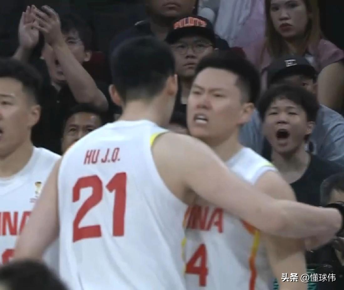 关键表现！胡金秋谈李弘权：

“李弘权今天的表现很关键。”

“特别是那个关键篮