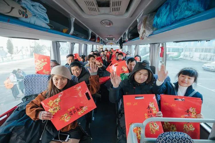 过年到底是回家还是出去旅游，这事儿真没有标准答案，就是个暖心又纠结的选择，关键看