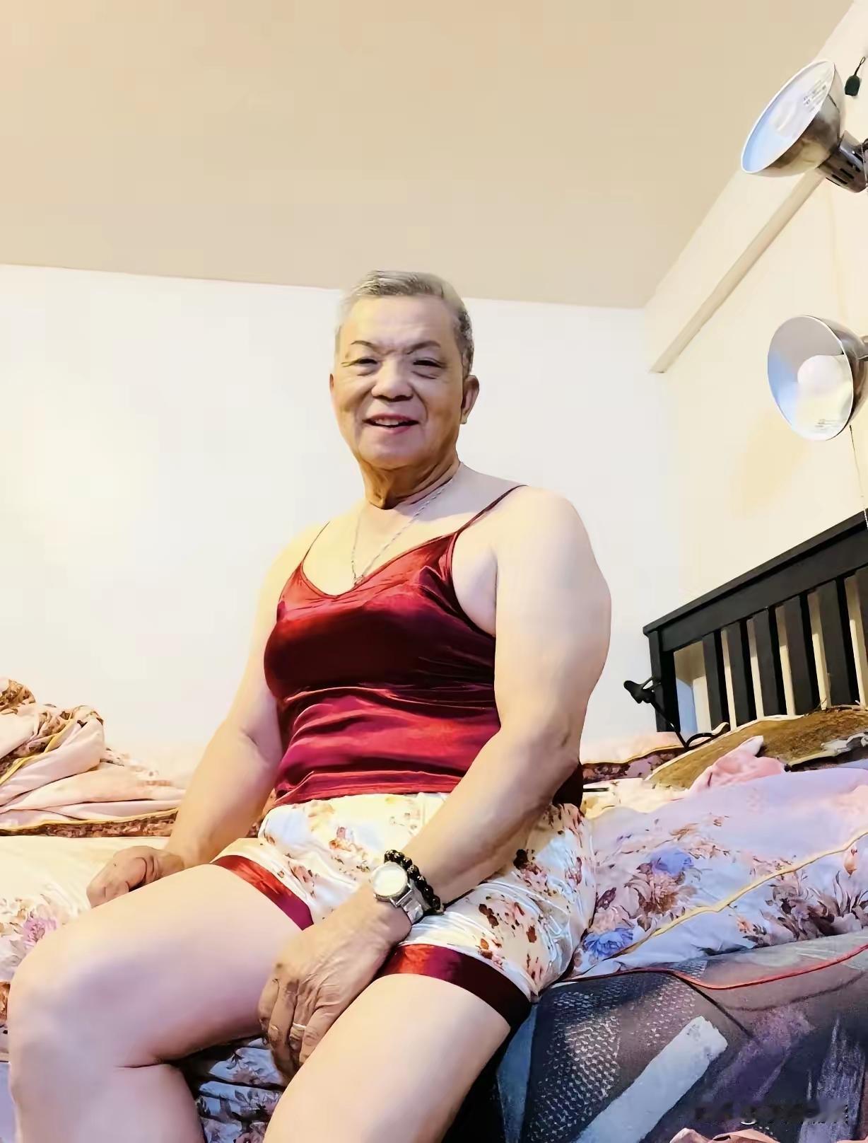 找找感觉？
这位看来是对女人的衣服情有独钟，特别是女人的内衣内裤更是迷恋至极，趁