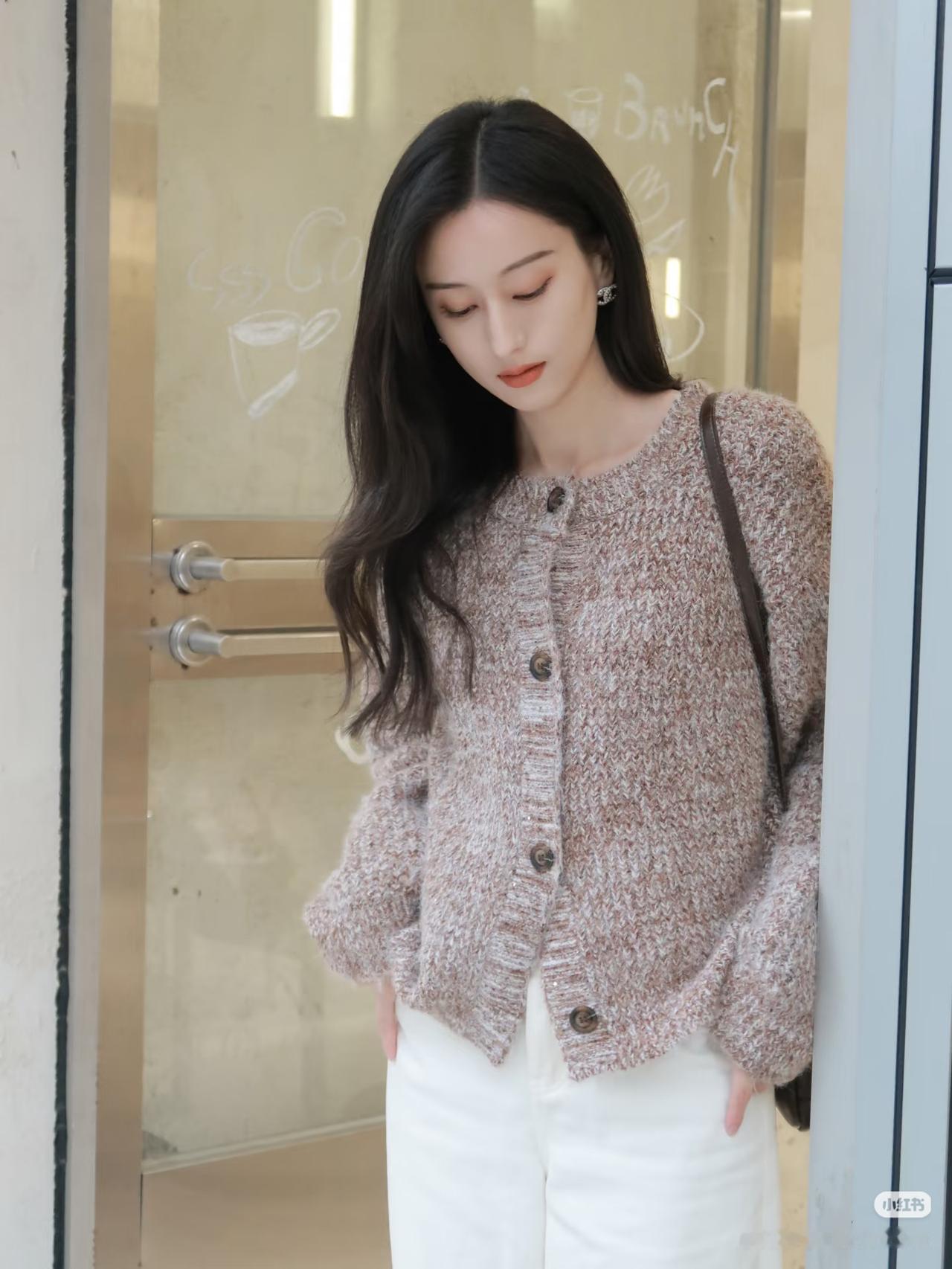 轻纱拂面，浅笑如花。