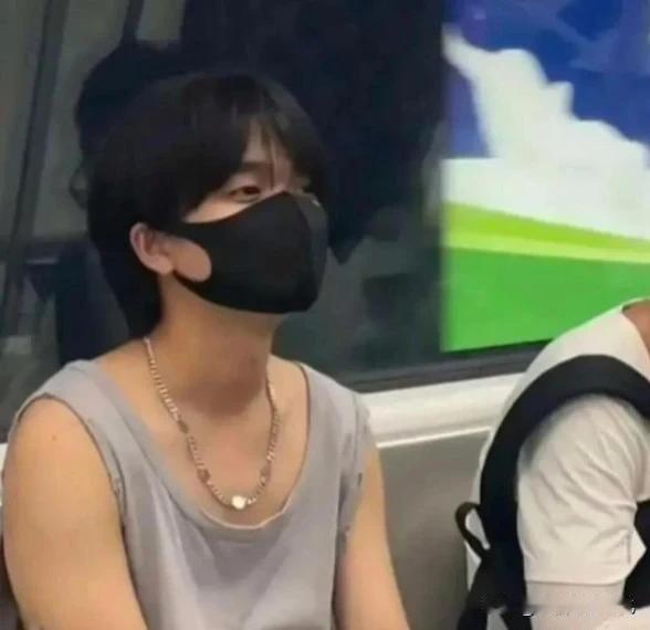戴口罩:帅哥
摘口罩:师哥