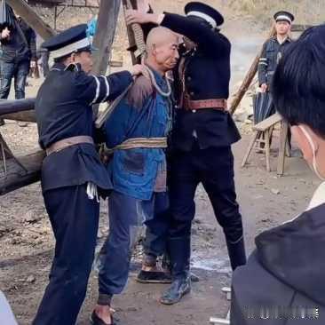 一些老演员拍戏还是非常认真的，再危险的场面也不用替身，这位演员，你还记得他是谁吗