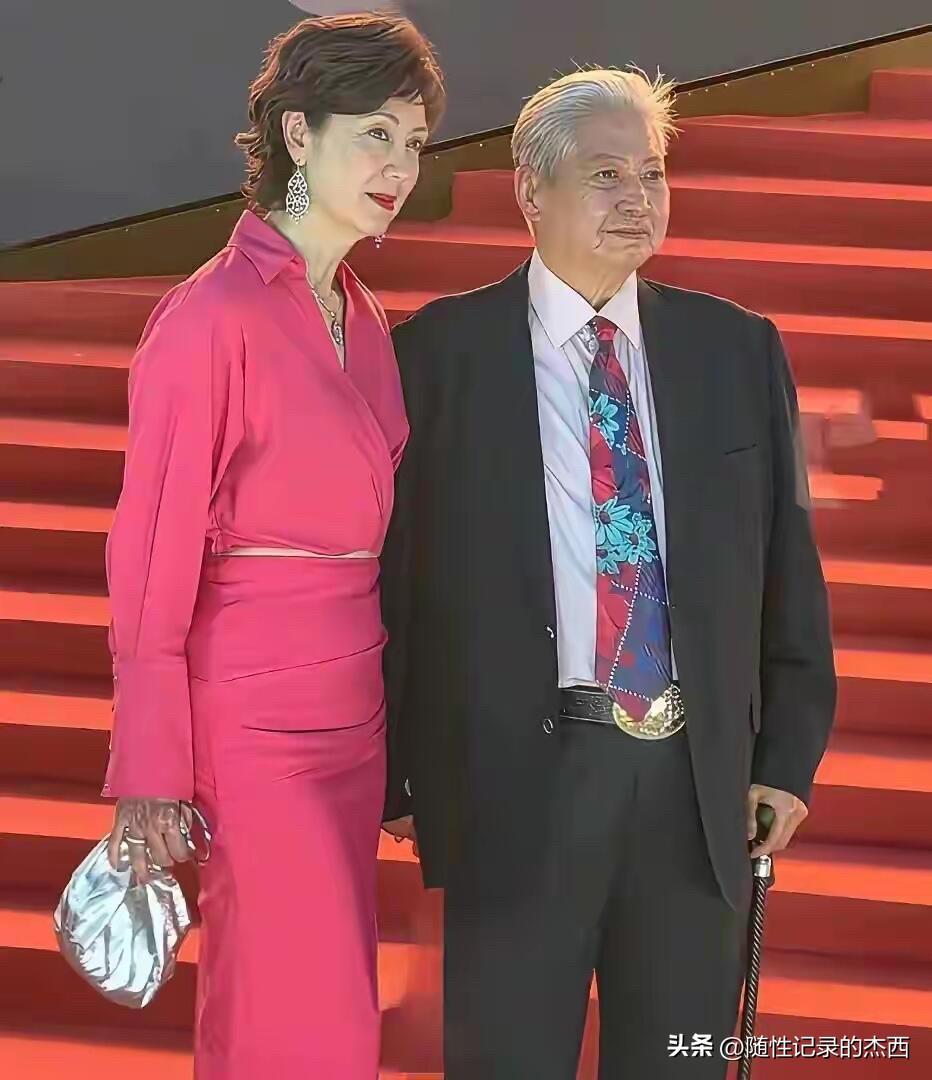 这对明星夫妻是令人羡慕的一对，年轻的时候恩爱有加，现在老了互相陪伴，出席活动的时