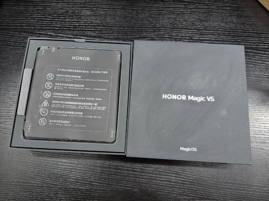 荣耀magic v5 现在的折叠屏是真轻比iPhone16 Pro max都轻另