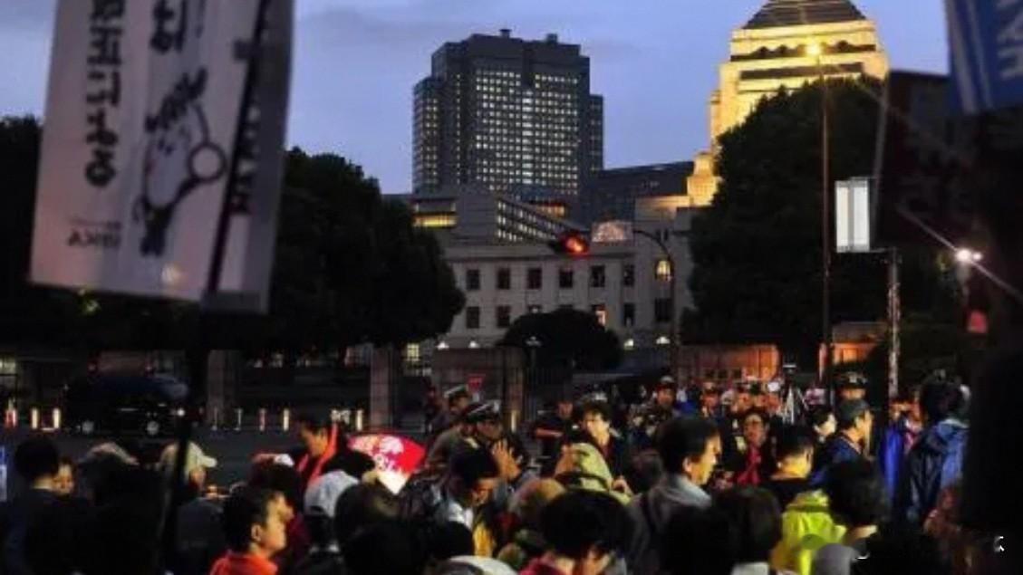 荧光棒围堵国会：日本全国爆发大规模抗议，高市内阁施政遭民意反噬
 
7月10日晚