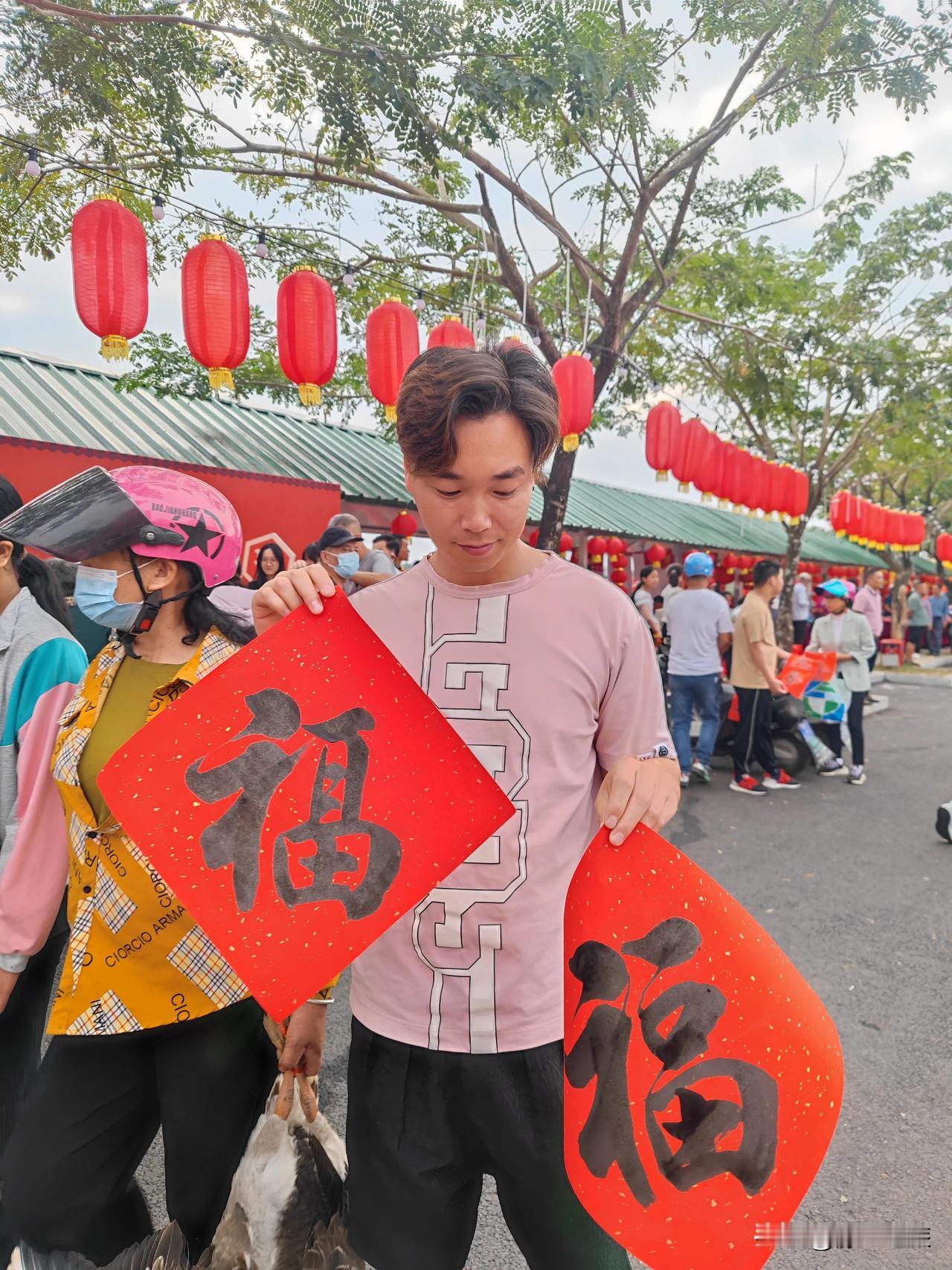 过年，本是温情脉脉的日子，家的港湾，心的归宿
然而，当礼物成了交换的筹码，当我们