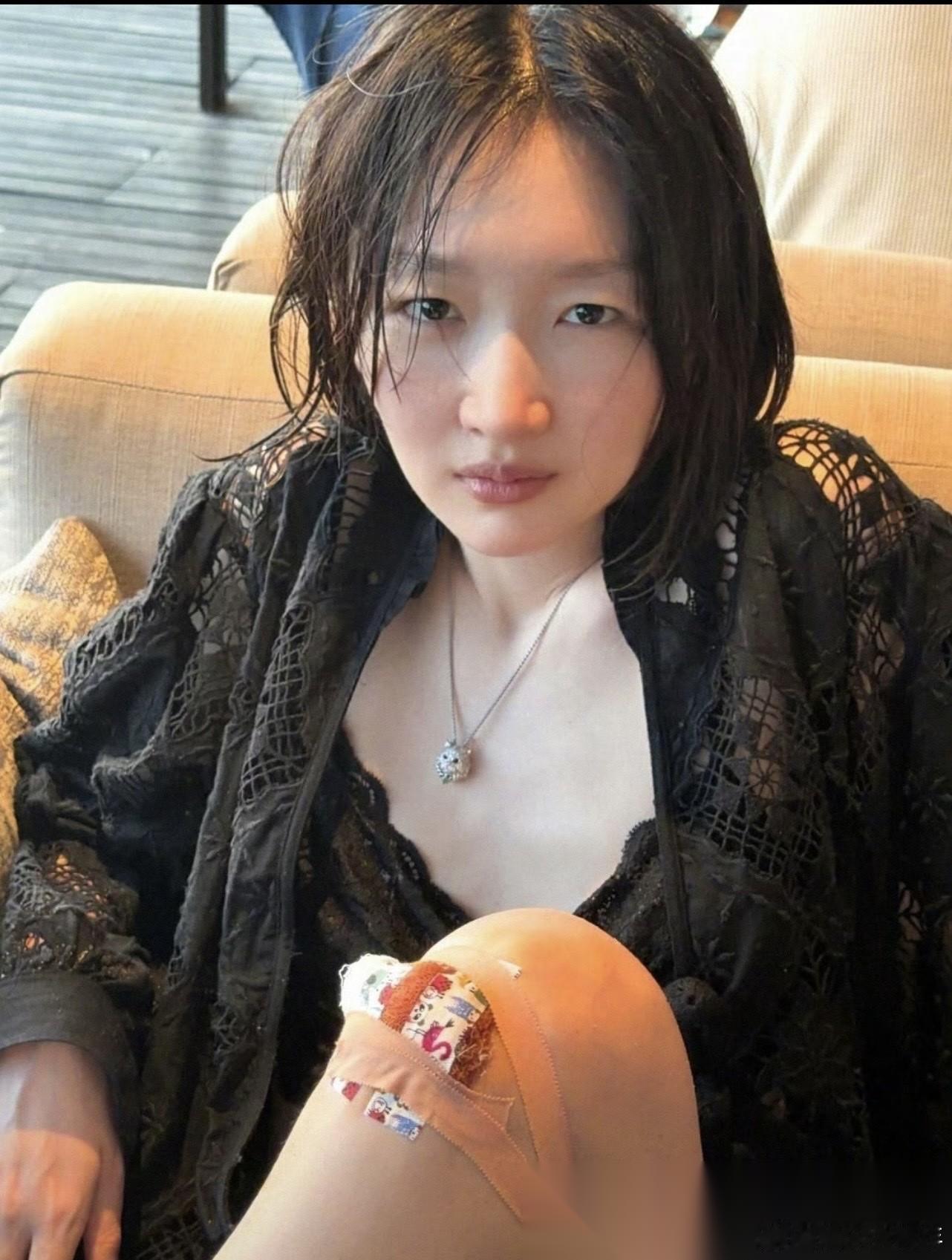 周冬雨这下尴尬了 贵为三金影后 现在却被观众质疑她的演技，口碑也在阿那亚戏剧节上