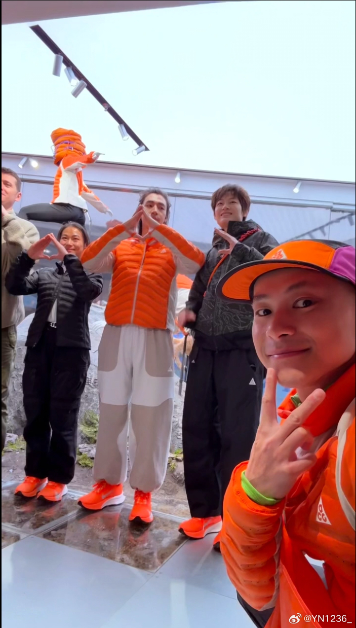 杨力维杨力维耐克nike 20260228姐姐北京三里屯Nike活动合照2p图源