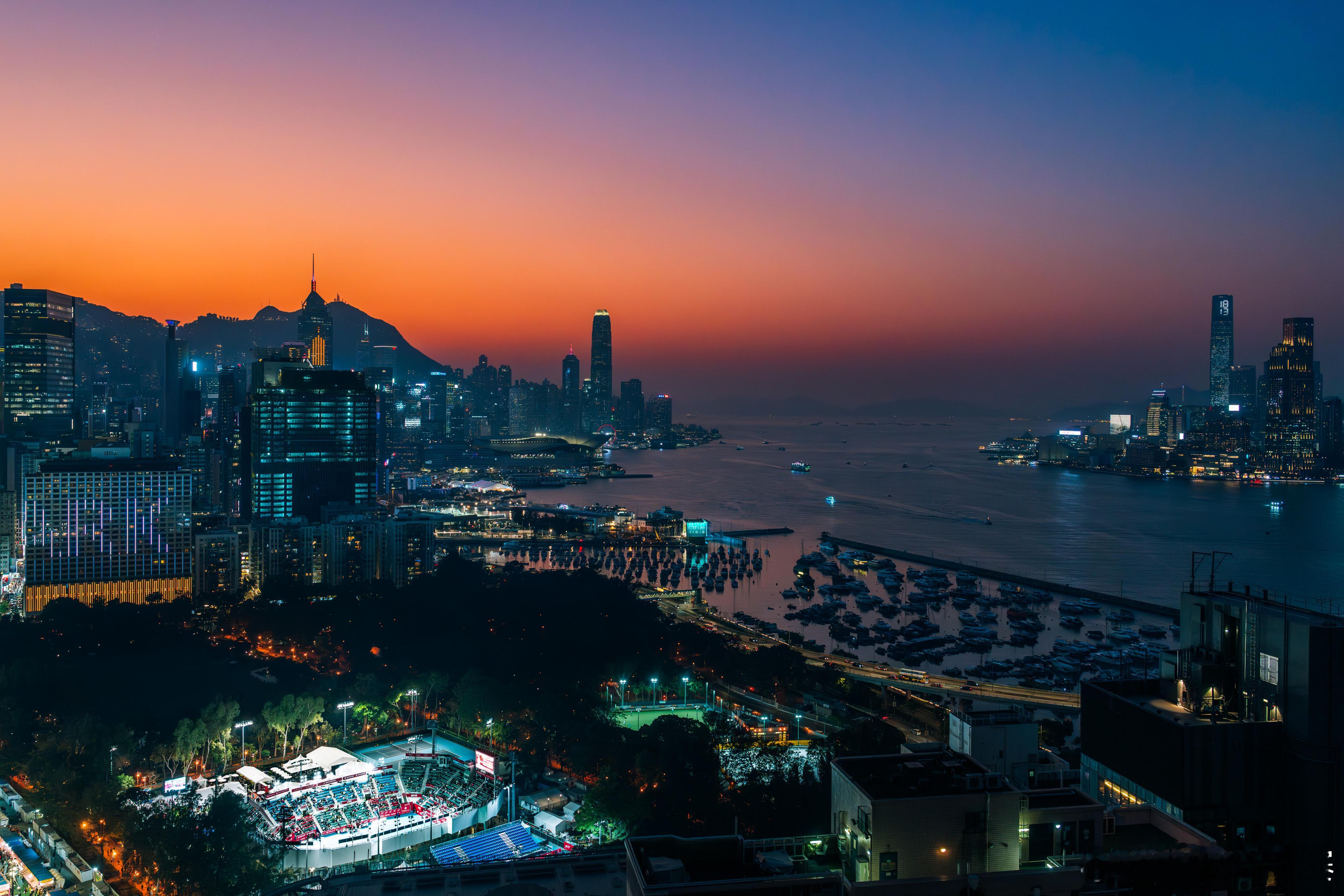 蓝调中的维多利亚公园🌃中银香港网球公开赛激战正酣，你有亲临过这项赛事吗？🤔网