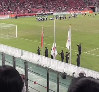 搞笑尴尬的一幕又出现了，怎么又是韩国队？
全场一片嘘声中，韩国队员们站在领奖台上