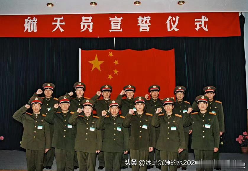 转发分享一张官网公布的照片：
杨利伟透露，他已经跟第一批航天员一起，于2025年