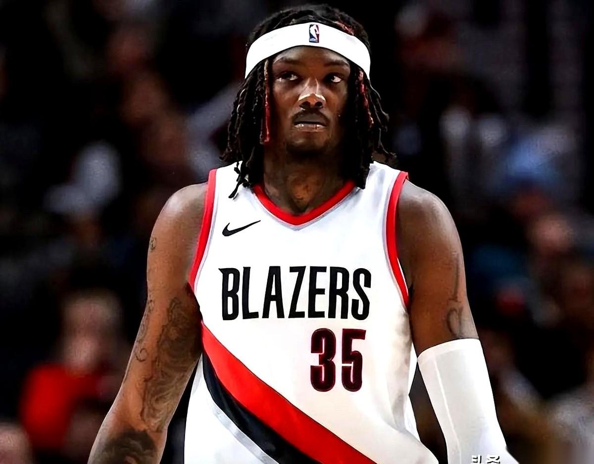 比赛一打完，我就去翻数据。
别的没看，就盯着开拓者中锋那几栏看。心里咯噔一下。