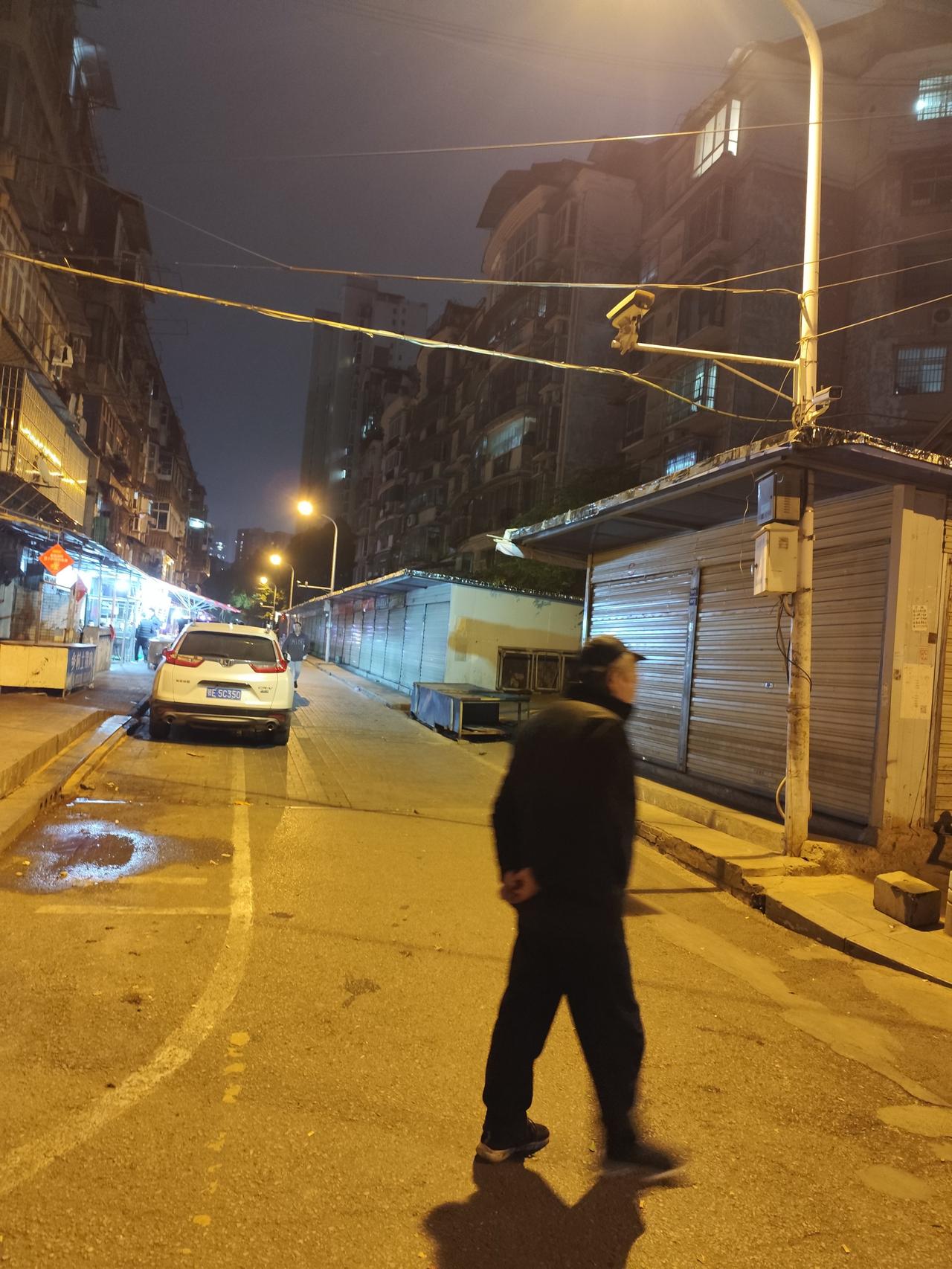 到了中年就是人生中最关键的时刻，是家中的顶梁柱，上有老，下有小，不仅在外面要上班