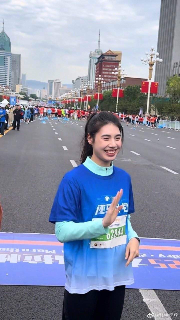 张雨霏跨界体验马拉松 ​ [哇]今日太原马拉松鸣枪起跑，奥运冠军惊喜现身，还为马