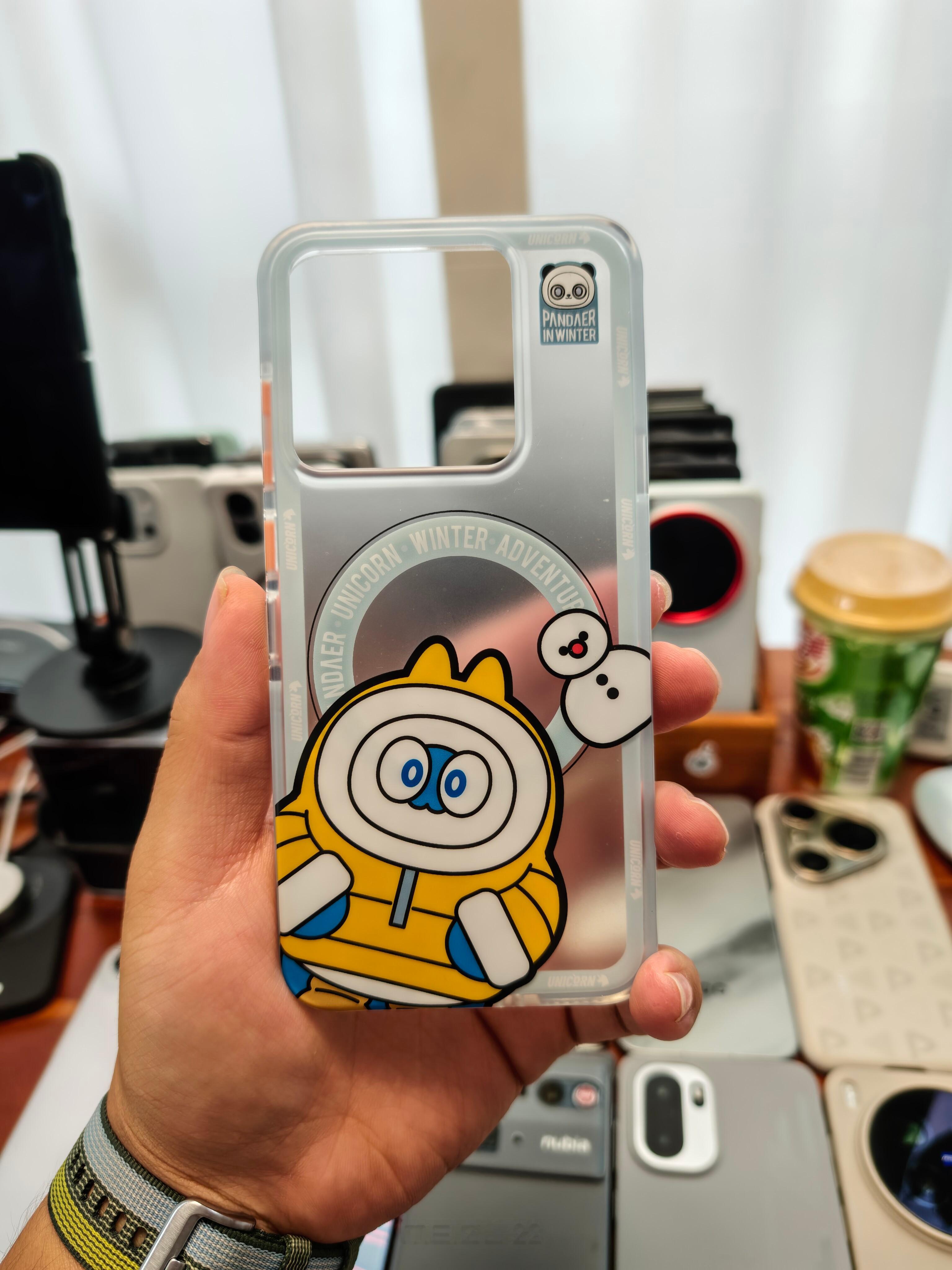 魅族 22 的手感确实是非常好，但是带上他们家 PANDAER 的手机壳手感就一