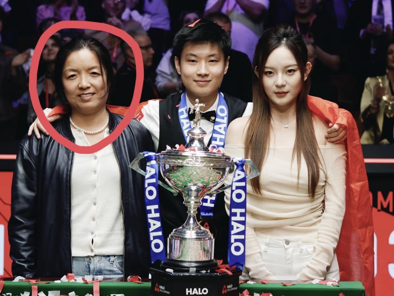 查了一下才发现，
赵心童背后有两个女人，
一个是女朋友Lynn，另一个则是他事业