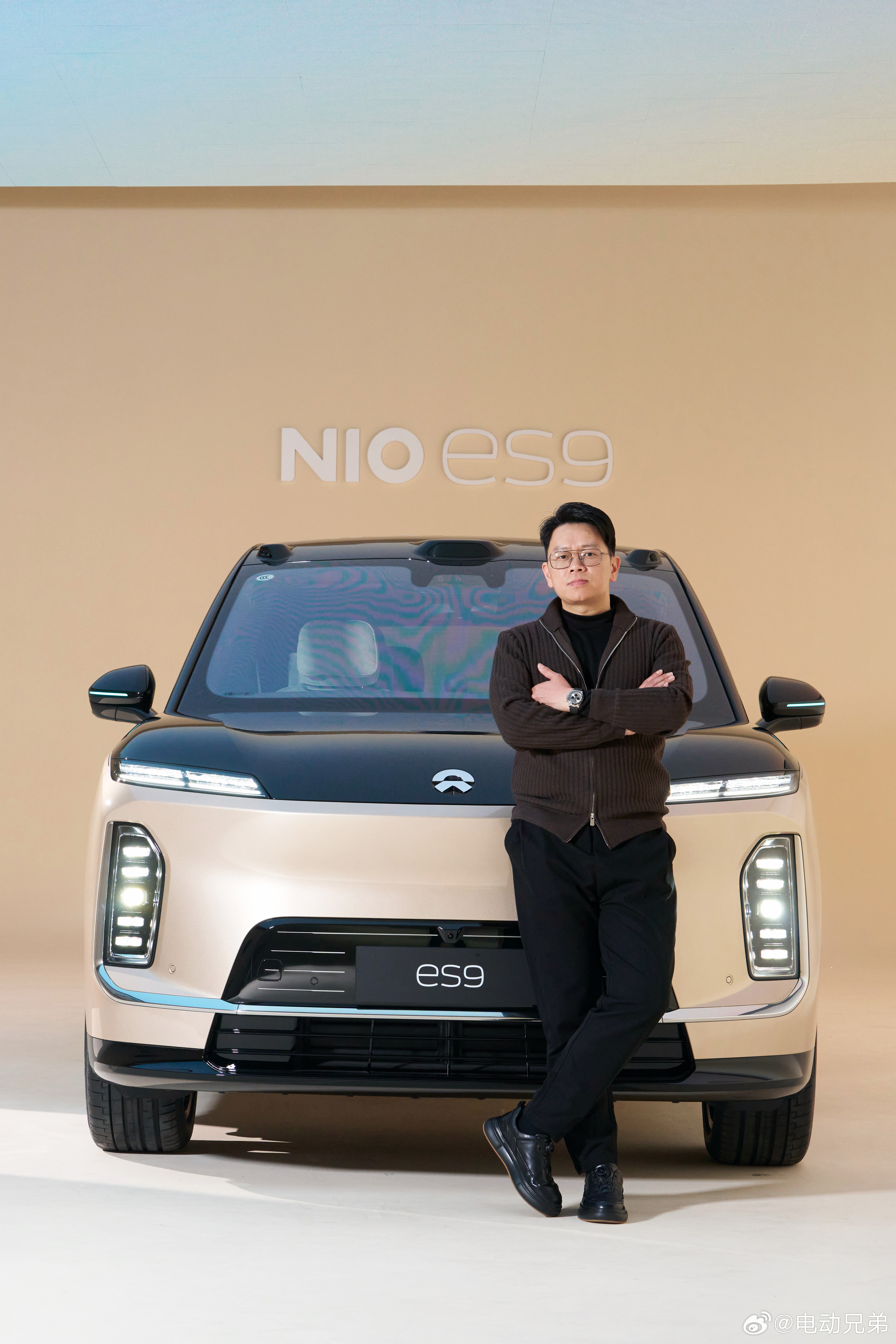 早安，我和蔚来ES9在一起的两个瞬间，和大家分享。蔚来es9电动兄弟 蔚来