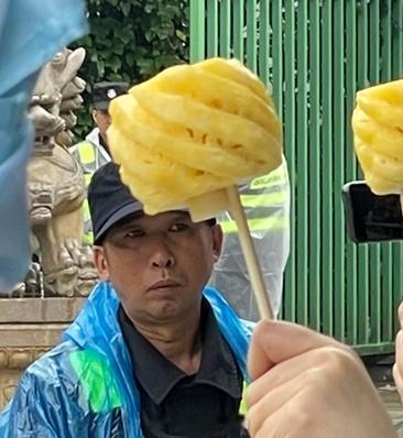 #白鹿可以吃的应援棒#哈哈哈这应援棒是一点不浪费，渴了饿了直接吃！！#保安不会以