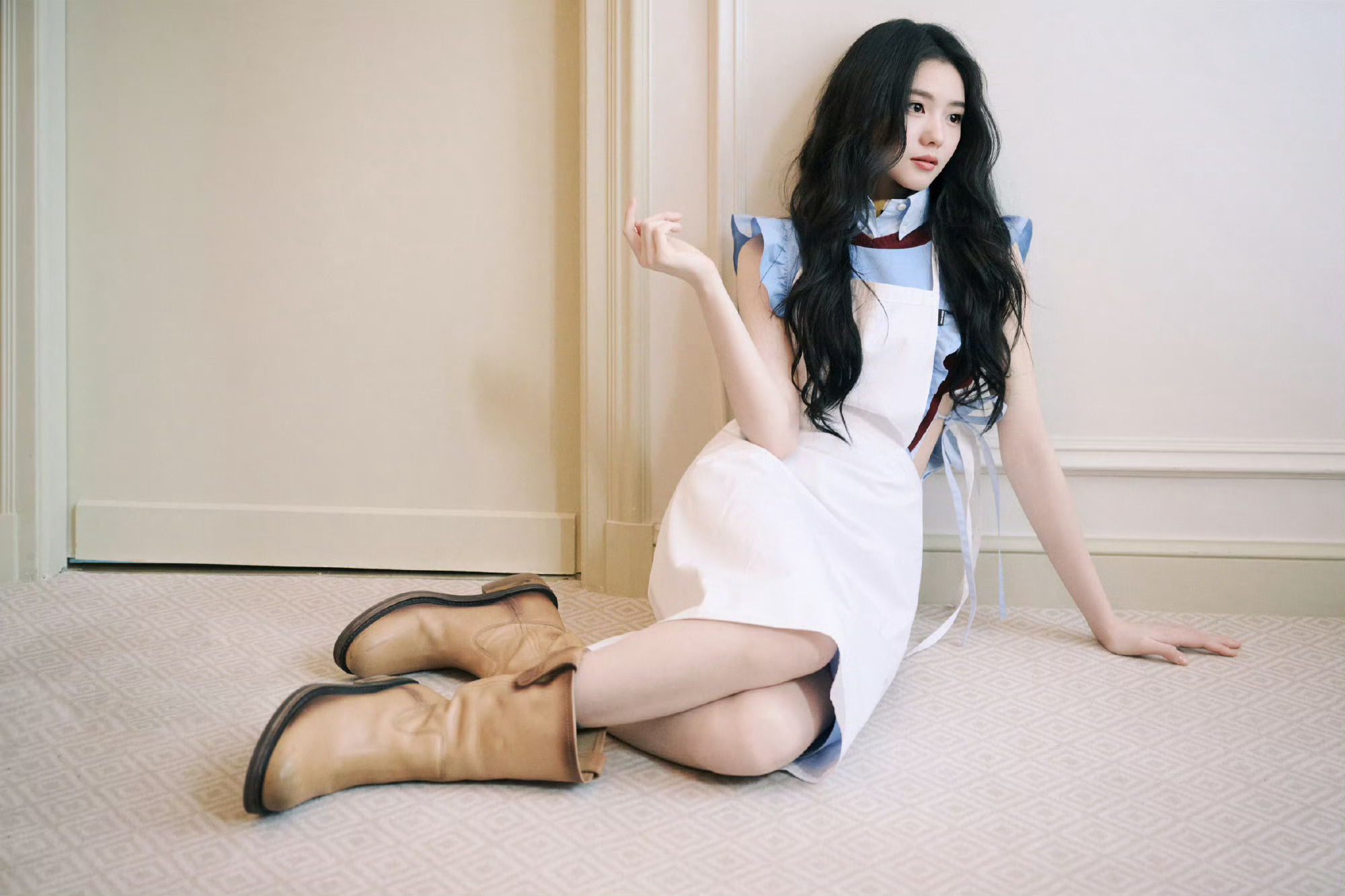 MiuMiu品牌大使刘浩存2026秋冬大秀预热造型释出，波浪卷长发配清新短裙蛮美