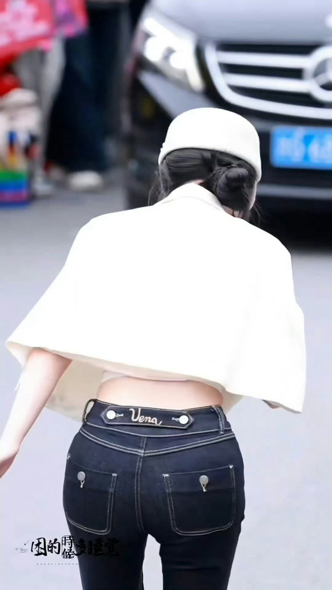 虞书欣杀青给粉丝鞠躬虞书欣对着粉丝鞠躬虞书欣《云初令》上班时，向小石榴鞠躬致意，