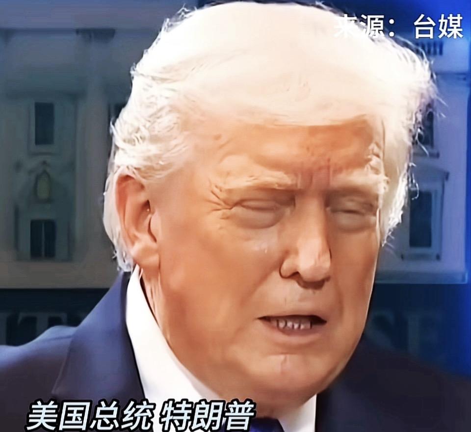 镜头前的瞬间，特朗普眉头紧锁双眼微阖，神情里藏着不为人知的思绪。他就那么静静地站