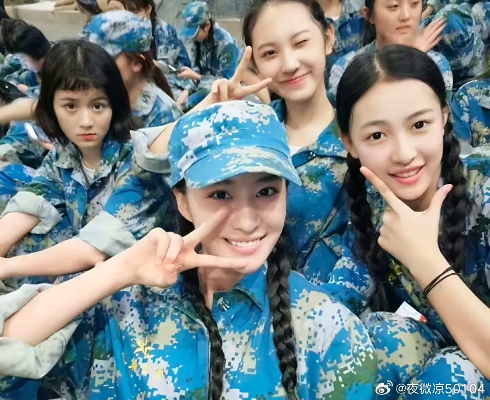 这是王楚然刚入学上海戏剧学院军训时的合照，当年她还没正式走红，凭借精致五官在军训