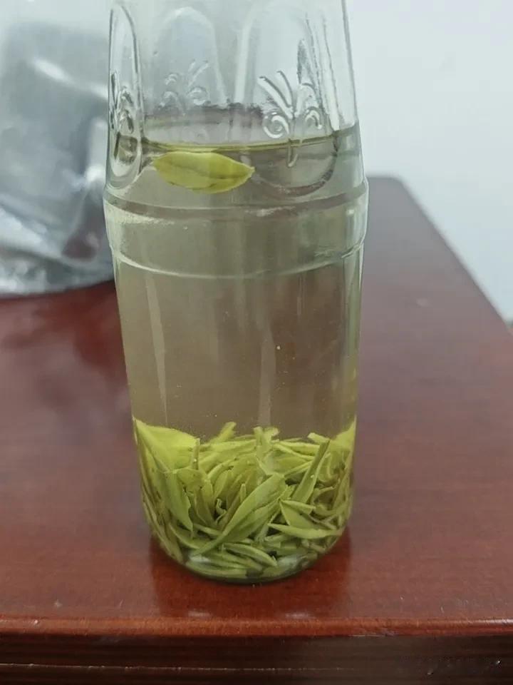 好茶就是好荼
全是芽
棵棵鲜绿
入口香甜
老茶就是老茶
味苦，，，，，
但好茶不