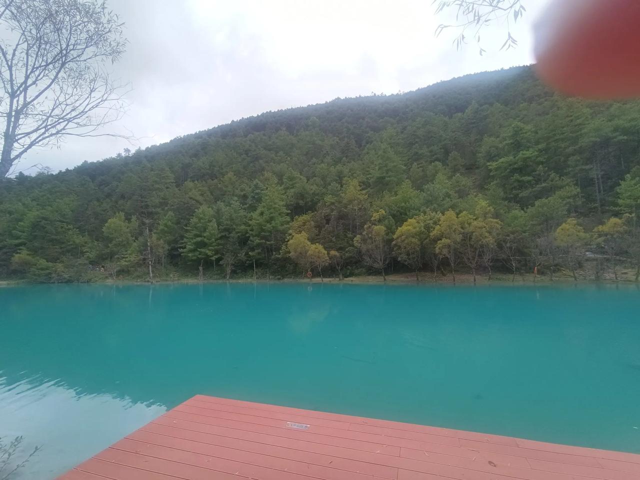 碧蓝湖水映青山，竹影婆娑入画屏。