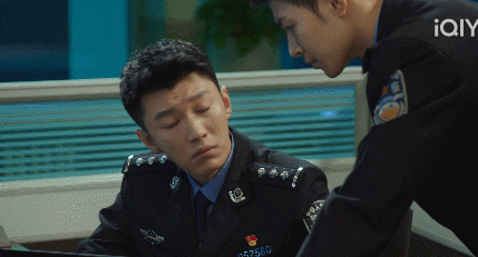 代旭燃罪勇闯职业剧赛道他的警察角色真是太帅了！在《燃罪》里，他完全融入了角色，让