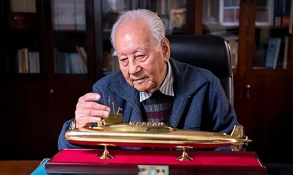 [微风]1988年，“中国核潜艇之父”黄旭华，在南海做深潜试验时，顺道回了趟家，