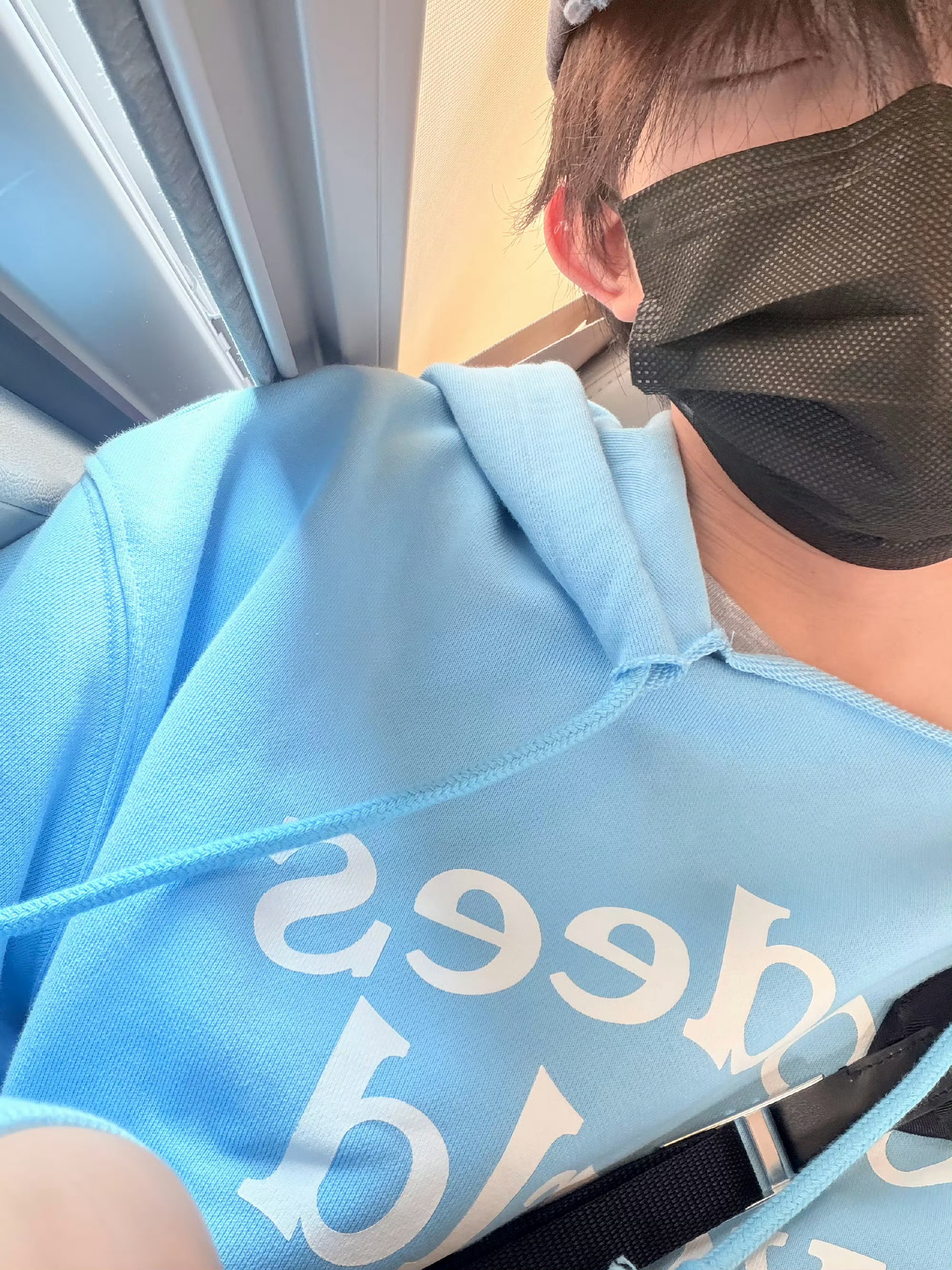 我怎么感觉这张卧蚕也在发光呀，好神奇 