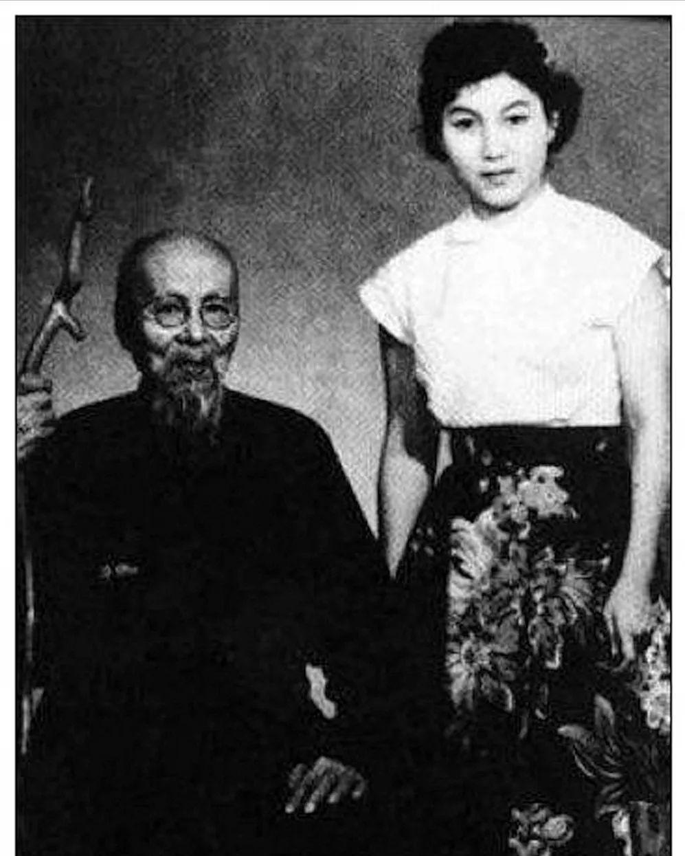 1952 年的一天，齐白石已经快 90 岁了，他不知哪里来的力气，一把将 25 