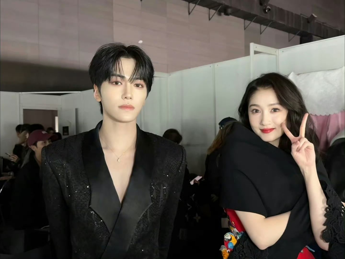 关晓彤邵子恒同框合照 关晓彤被邵子恒送的蛇玩偶吓出表情包了[哈哈]这下真印象深刻