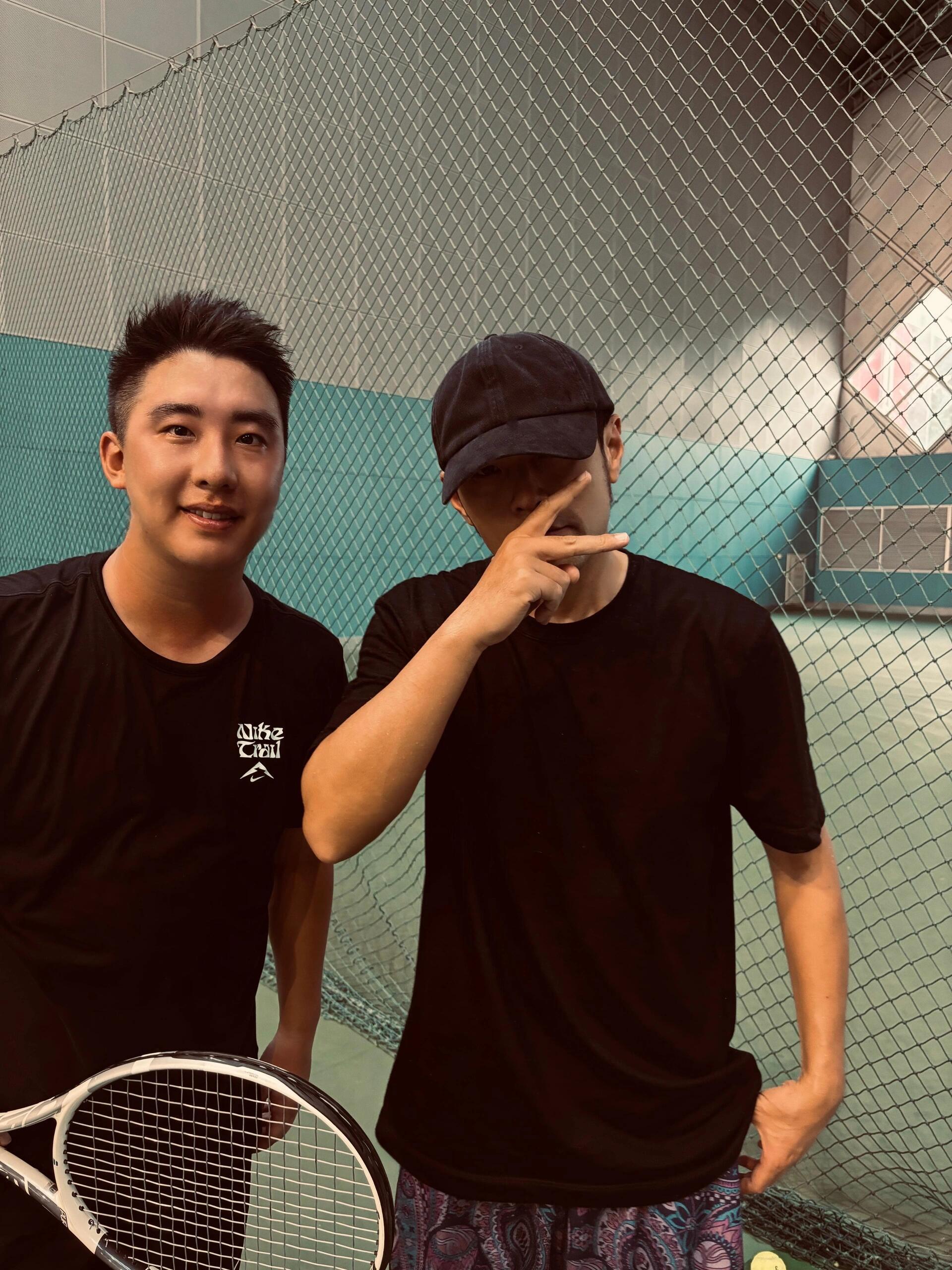 #周杰伦[超话]#  前两天在南京打网球的合影 ​​​