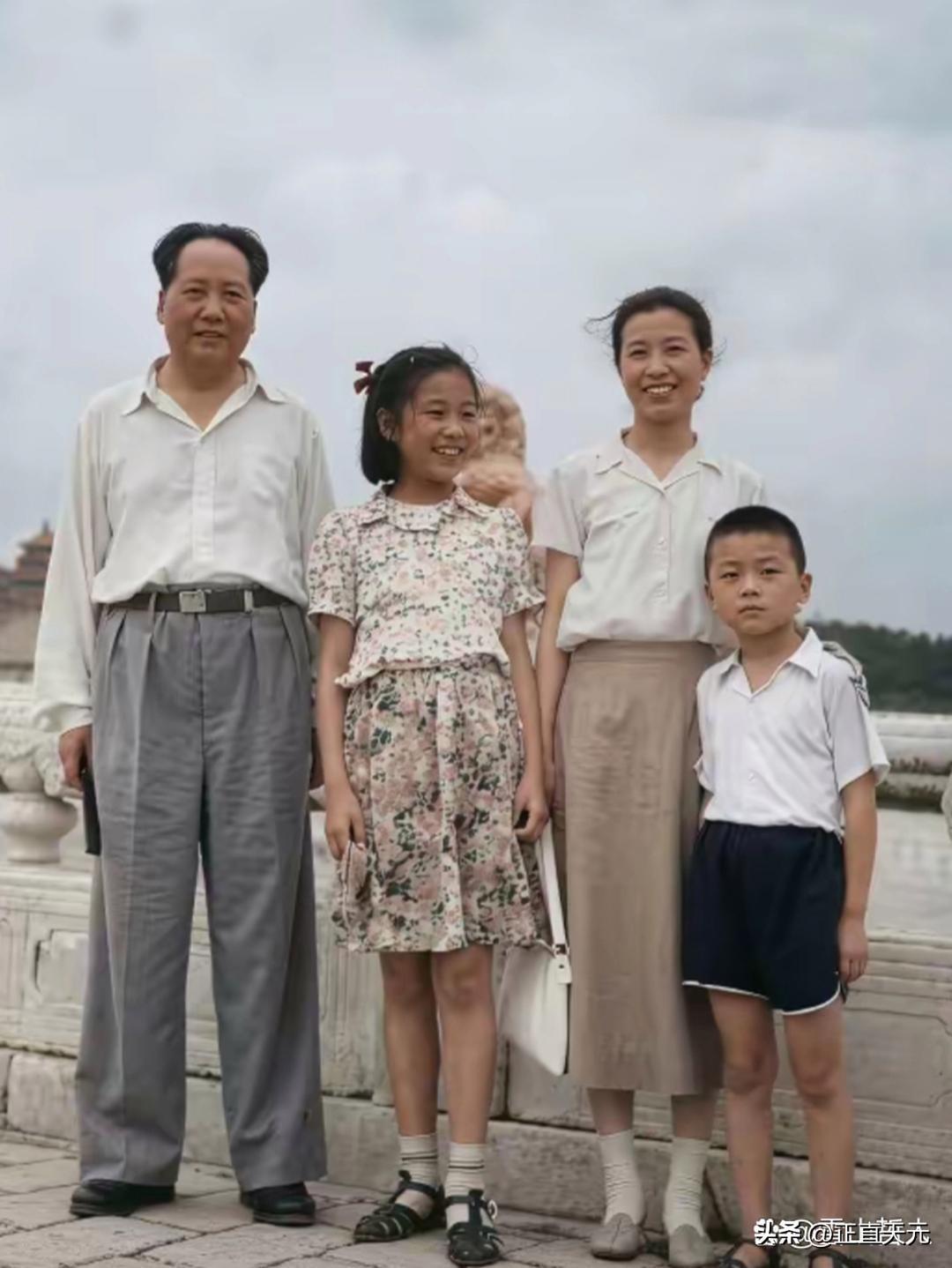 这是一幅毛主席的家庭合影画面，让我们得以想象伟人温情的一面。
 
望向画面，他的