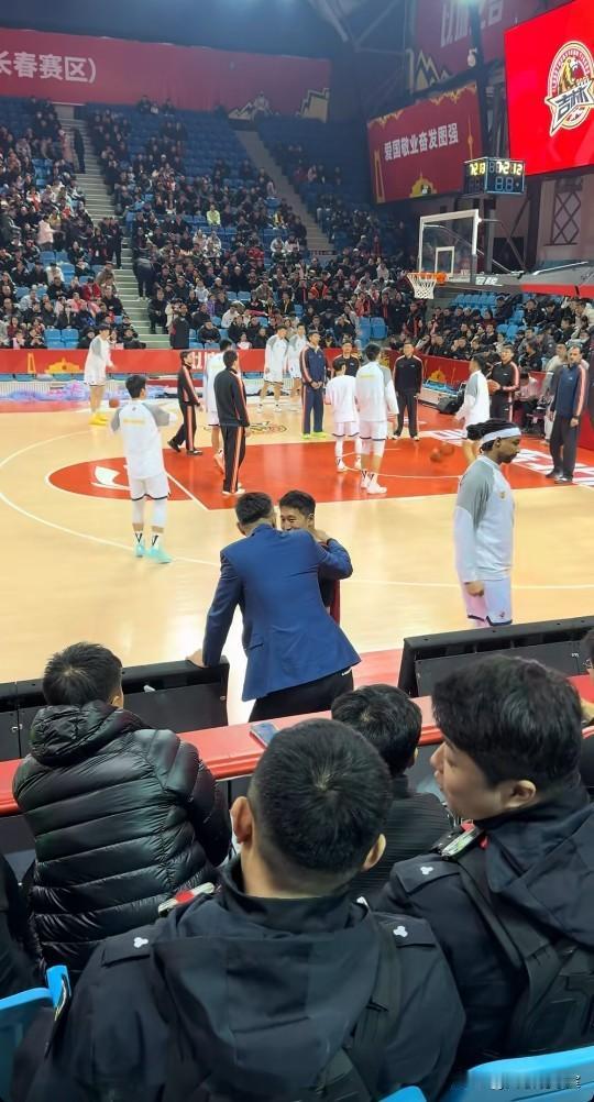 杜锋和姜伟泽在聊啥呢？这么投入，该不会是想打姜伟泽的主意了吧？昨晚广东与吉林的赛