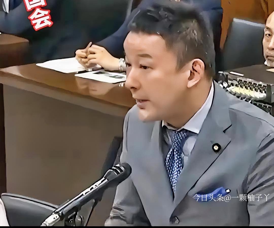 日本议员山本太郎堪称国会“人间清醒担当”，最近在国会把右翼同僚怼得没话说。他没逐