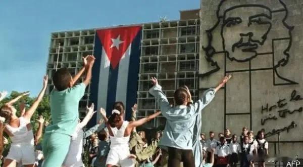 有人到古巴旅游，
说是古巴的街头，
随处可见切·格瓦拉的头像
还有各种标语口号：