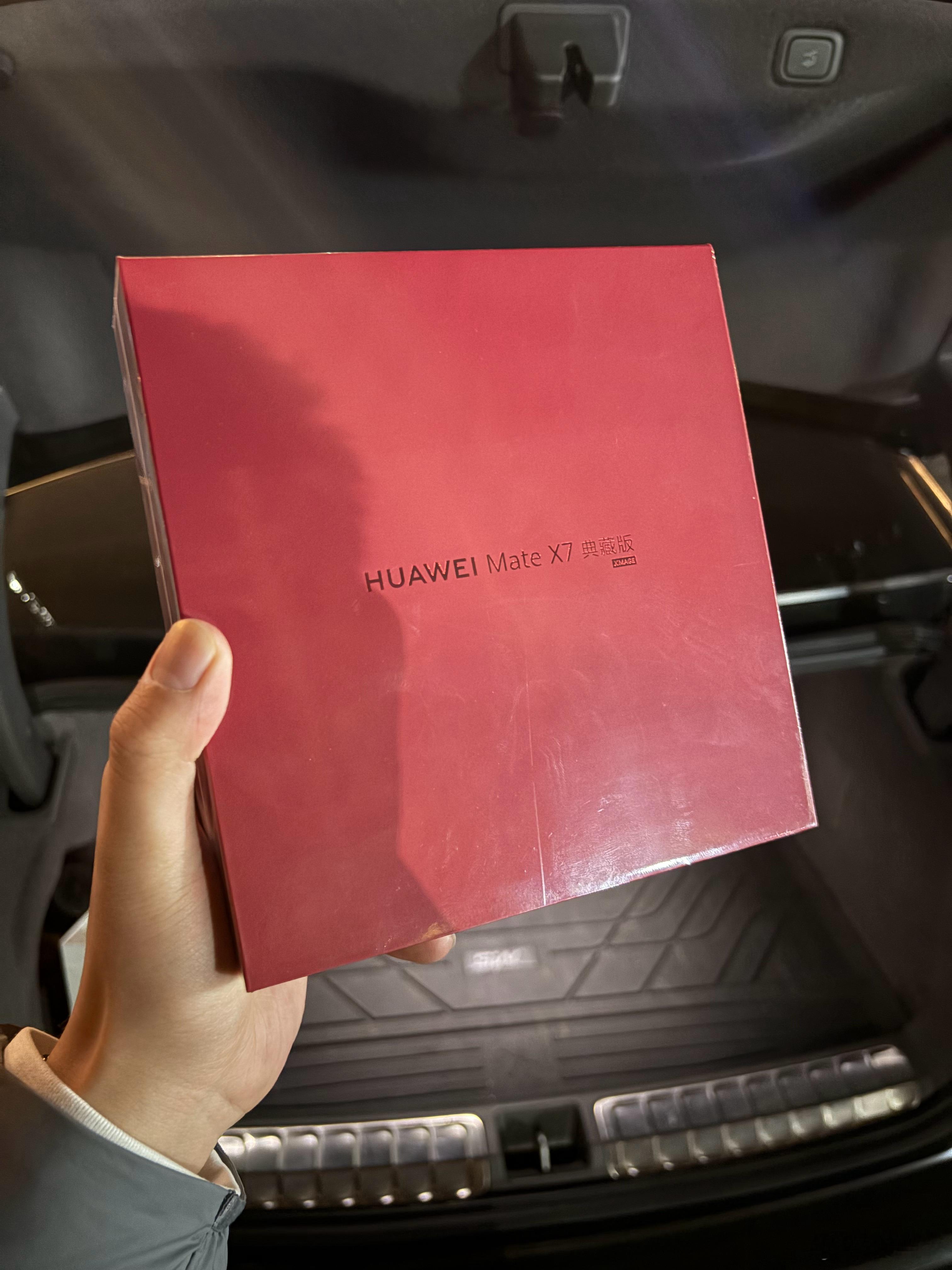 找关系在本地华为店买了一台华为Mate X7 1T典藏版，送货上门，在后备箱当面