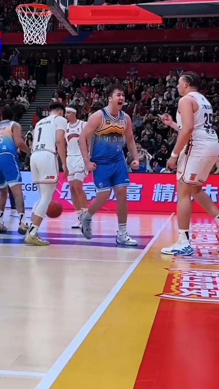 单打洛夫顿怒吼庆祝。
被吹T。裁判你看他，给他T。好的收到。深藏功与名。