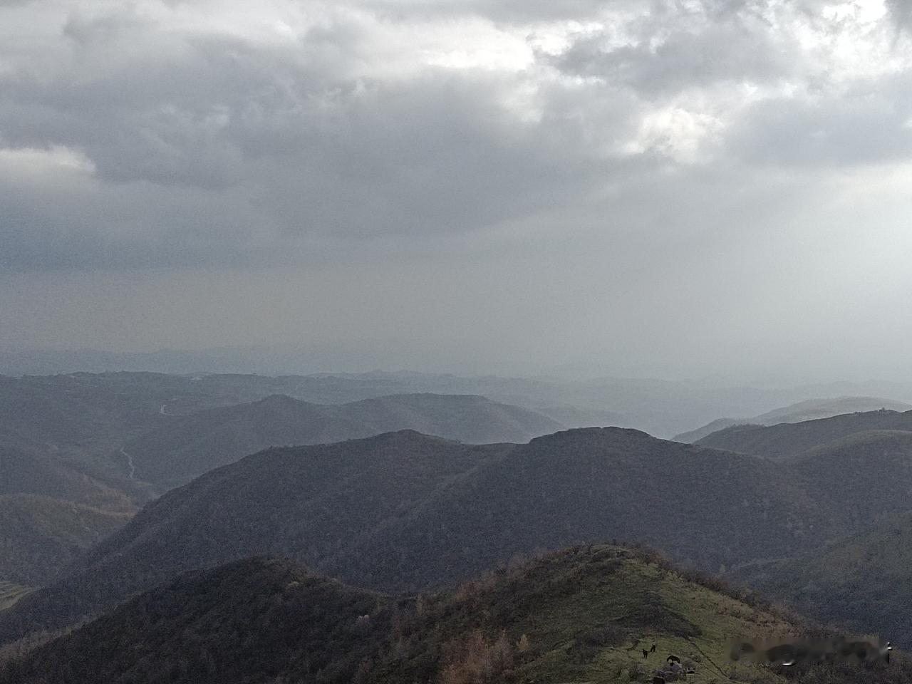 到了西北，你才会发现山的那边还是山。
站在西北的山顶眺望，不像泰山之巅，能一览众