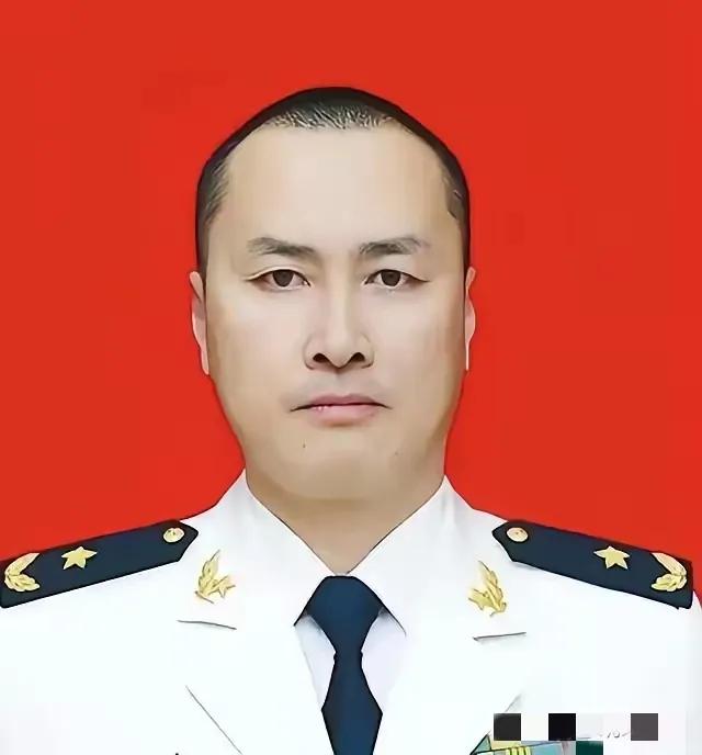 戴明盟，男，汉族，中共党员，1971年8月出生，重庆江津人，南部战区海军航空兵副