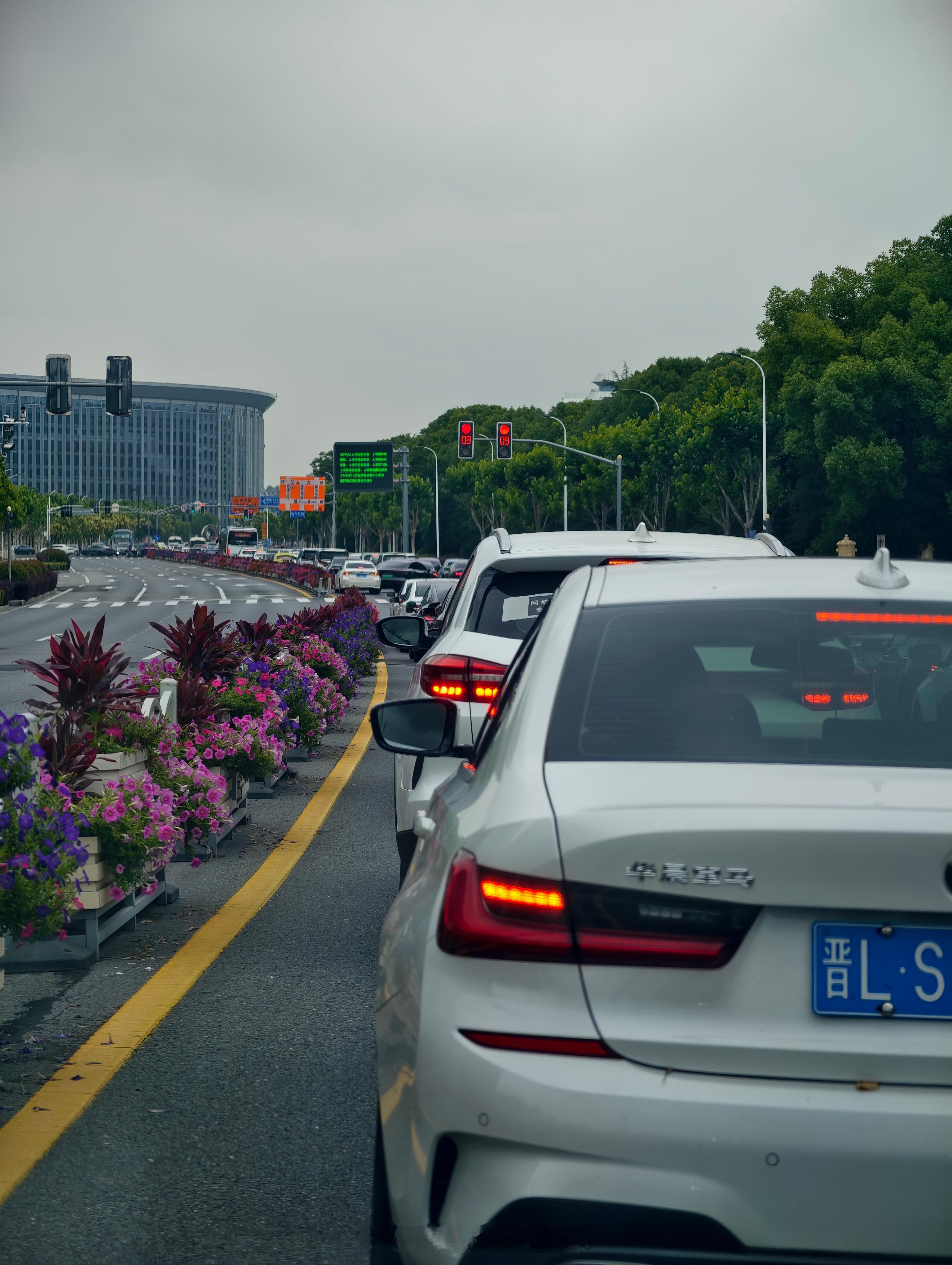 图一今天又有啥破展哇？图二ta是躺着在看懂车帝嘛？ ​​​