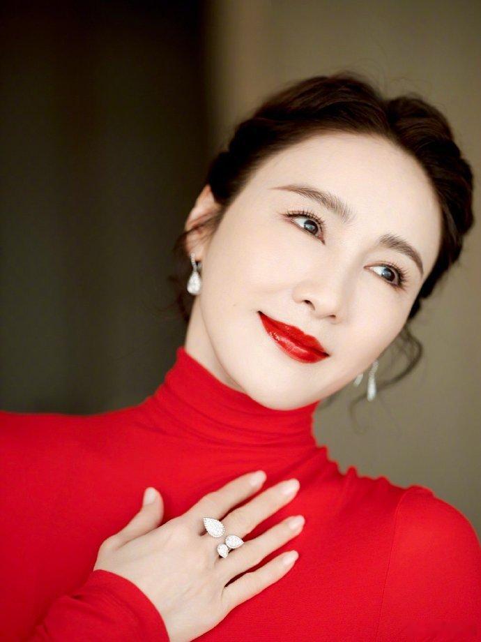 #黎姿烈焰红唇#我宣布，黎姿就是最适合红唇的女明星！必须有这种气场才能撑得起嘛。