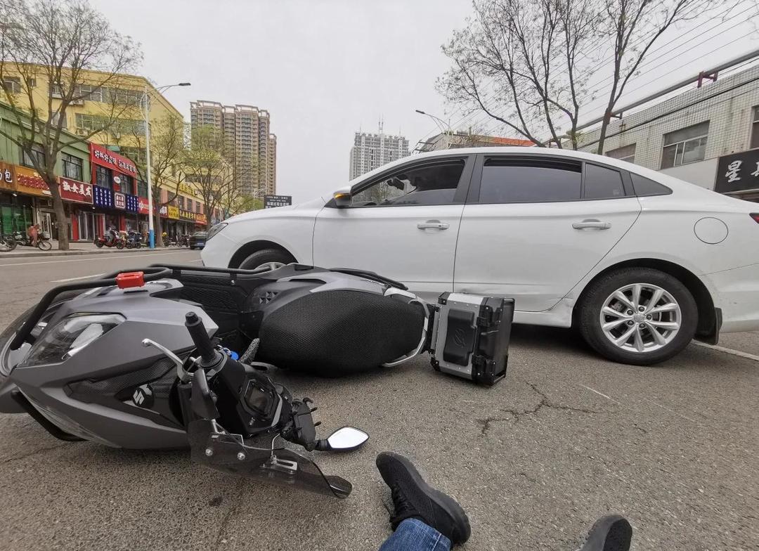 “干得漂亮！”广东，一37岁女子带着80000元现金，开车刚出车库，就被3个埋伏