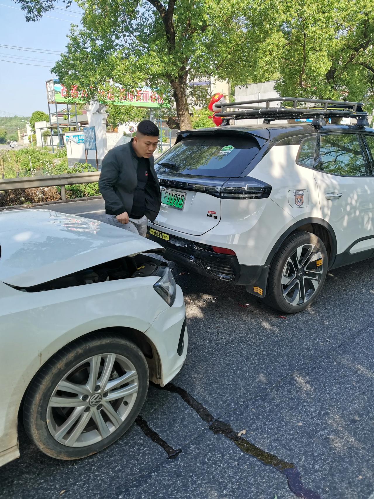 五一回长沙，快到湘潭时被别人追尾了。[擦汗][擦汗]第一次碰到这种事，人都是懵的