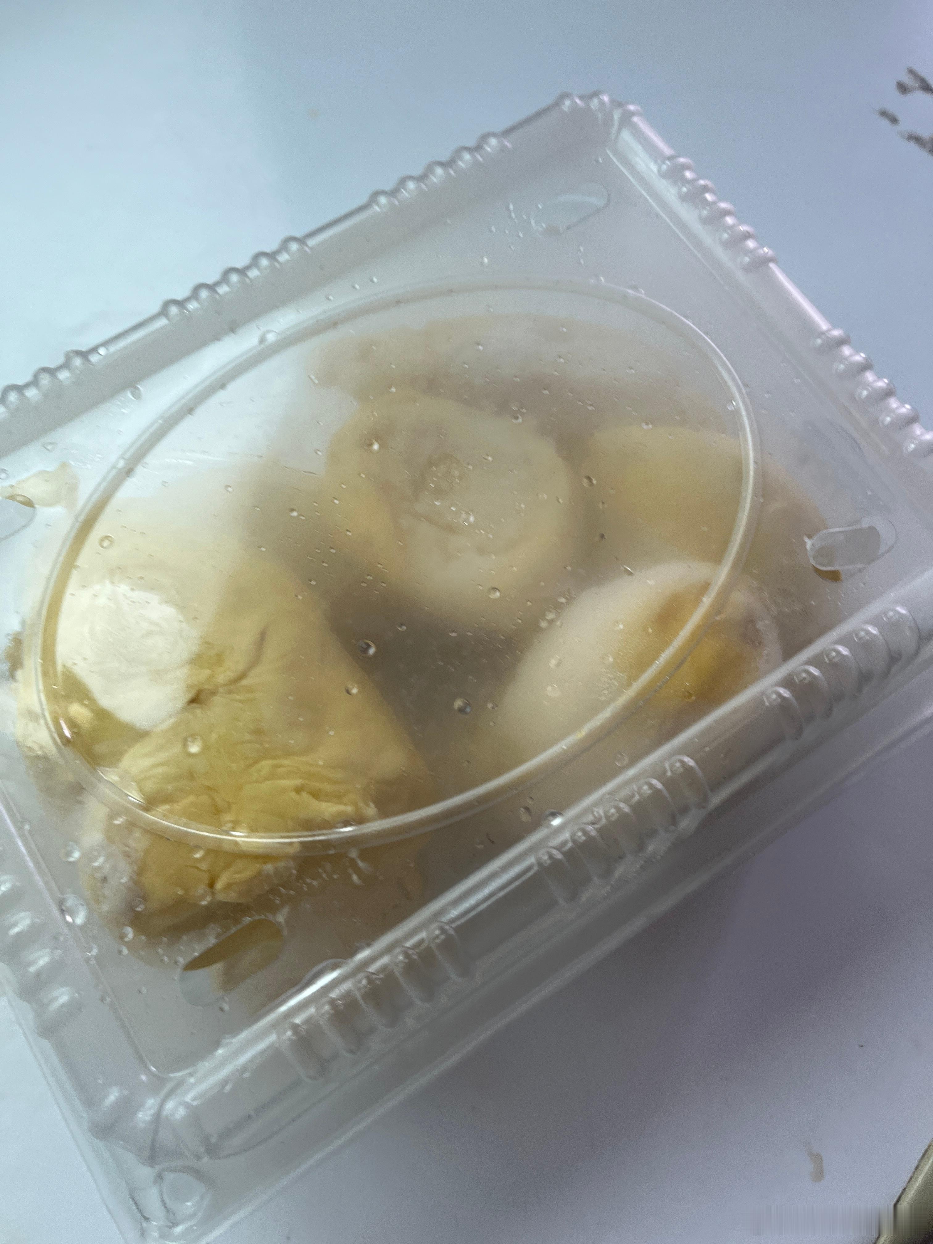 本来不想过来爷爷这里的，买了榴莲给妯娌她们吃，又冒着雨过来。因为我们下来的时候没