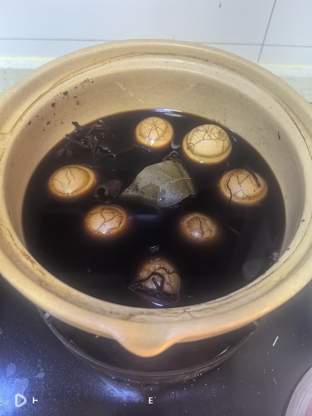 晚上闲来无事，学着做了八枚五香茶叶蛋，之所以没有多做，是怕第一次做不好，先做个实